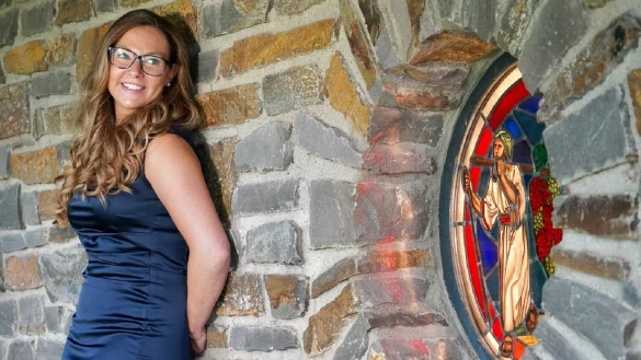 Linda Trarbach steht in der Winzerkapelle in Ahrweiler. Foto: Paul Gieler - &copy; Paul Gieler