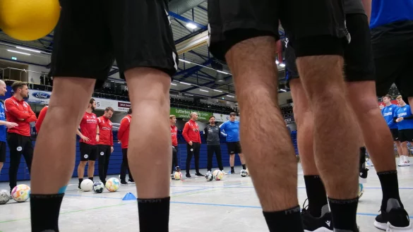 Daniel Scherning und Florian Kehrmann (Mitte) weisen die Handball- und Fu&szlig;ball-Bundesligaprofis in einen besonderen Trainingsnachmittag ein. - &copy; J&ouml;rg Hagemann