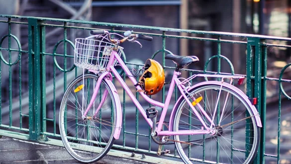 Wer sein Fahrrad abschlie&szlig;en will, muss sich oft behelfen. In Lemgo soll es bald mehr Abstellm&ouml;glichkeiten geben. - &copy; Symbolbild: Pixabay/doctor-a