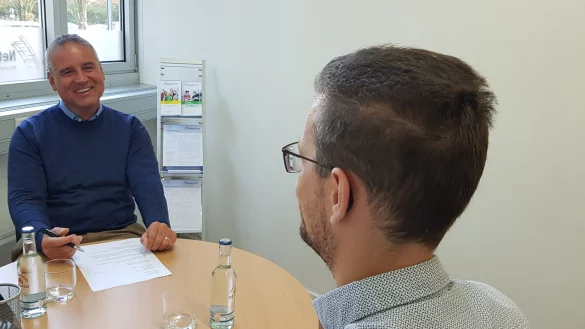 Jens-Georg Gr&uuml;nebaum ist Bereichsleichter Personaldienstleistungen beim Netzwerk Lippe. In pers&ouml;nlichen Gespr&auml;chen versucht er ein Gesp&uuml;r daf&uuml;r zu entwickeln, ob Unternehmen und Klient zusammenpassen. - &copy; Niklas B&ouml;hmer