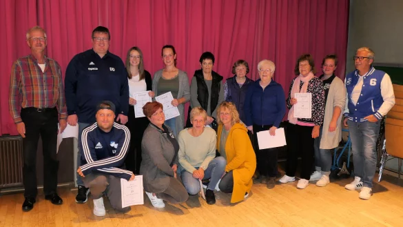 Ausgezeichnet: (stehend von links) Mario Heine, Daniel D&uuml;wel , Emely Kleemann, Lena Schalofsky, Ute Kleemann, Wilma Hagemann, Helga Strohmeier, Gisela Schwekendiek, Maxi Werpup (2.Vorsitzende) und Thomas Schwekendiek (1.Vorsitzender) sowie (vorn von links) Lukas Kleemann , Anna Schwekendiek (Gesch&auml;ftsf&uuml;herin), Marion Redeker und Regina Eifler. - &copy; Hans-J&uuml;rgen Synold