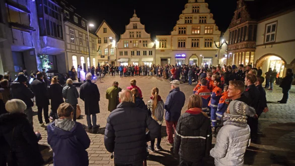 Hunderte Menschen haben sich auf dem Marktplatz zur Gedenkstunde für die Opfer des Holocaust versammelt - © Nicole Ellerbrake