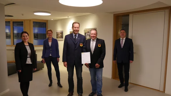 60 Jahre DLRG Wachdienst am Strand Norderney: Manuela Kupsch (Leiterin Eigenbetrieb Schule des Kreises Lippe), Claudia Otto (Fachgebietsleitung Bildung und Inselquartiere), Olaf Zarges und Carsten Polls (Vorstandsmitglieder DLRG-Bezirk Lippe) und Landrat Dr. Axel Lehmann bei der Urkunden&uuml;bergabe im Kreishaus. - &copy; Kreis Lippe