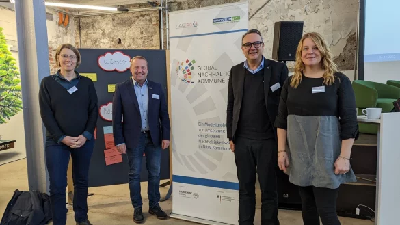 Henrike Sieker (von links) und B&uuml;rgermeister Mario Hecker (Gemeinde Kalletal), B&uuml;rgermeister Markus Baier und Anja Kern (Alte Hansestadt Lemgo) bei der Abschlussveranstaltung in Wuppertal. - &copy; Gemeinde Kalletal