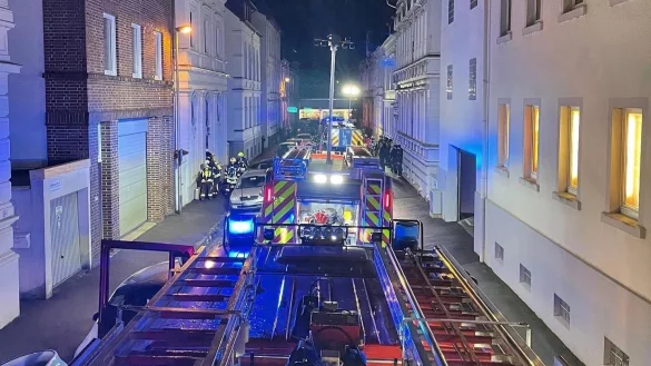 Gro&szlig;einsatz f&uuml;r die Rettungskr&auml;fte in der Detmolder Innenstadt: In einem Haus hatte sich ein E-Bike-Akku entz&uuml;ndet. Zw&ouml;lf Personen werden vakuiert. Das Feuer wird schnell gel&ouml;scht. Dann m&uuml;ssen die Rettungskr&auml;fte direkt weiter zu einem Verkehrsunfall bei Sch&ouml;nemark. - &copy; Rieks/Feuerwehr Detmold