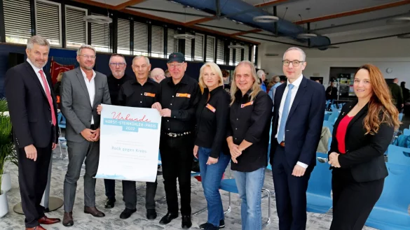 B&uuml;rgermeister Dirk Becker, SPD-Vorsitzender Peter Heepmann, der Vereinsvorstand mit Klaus Sch&auml;fer, Gerd Ladugga, Klaus B&uuml;ker, Ingrid Krause und Norbert Barton, Franz Kohlhuber von der Deutschen Krebshilfe und die Co-Vorsitzende der lippischen SPD, Katrin Freiberger.
Foto: Knut Dinter - &copy; Dinter