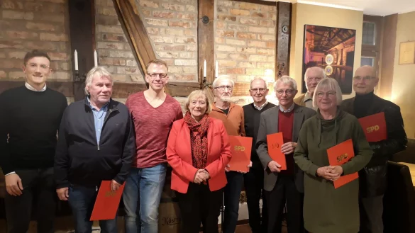 Ehrungen beim SPD-Ortsverein Lemgo: Lasse Huxoll (Vorsitzender), Jochen Pieper, Christian Bintz (stellv. Vorsitzender), Heike Busse (stellv. Vorsitzende), Reinhard Bertram, Willi Glatfeld, Dieter Attig, Helmut Pfeil, Liesel Kochsiek-Jakobfeuerborn und Wolfgang Tenberg (von links). - &copy; SPD Lemgo