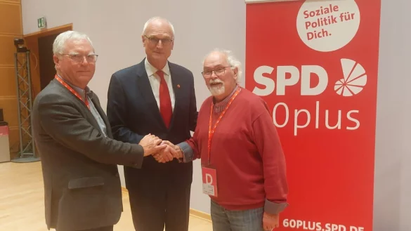 Die beiden OWL-Delegierten beim SPDAG60plus-Bundeskongress, Michael H&ouml;ppner und Peter-Uwe Witt (rechts) gratulieren Lothar Bindung zur Wiederahl als Bundesvorsitzenden. - &copy; SPD-Senioren