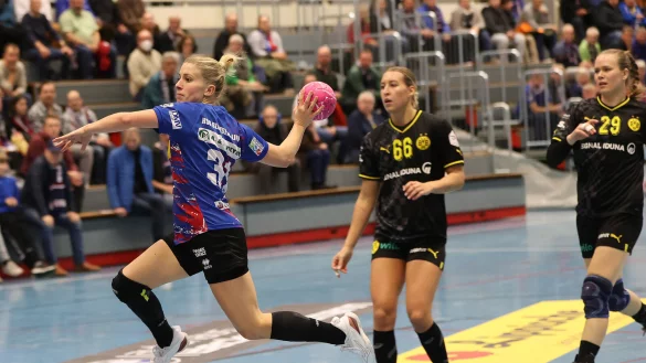 Dynamisch: Alexia Hauf h&auml;ngt zwei Gegenspielerinnen des BVB ab. - &copy; paul cohen