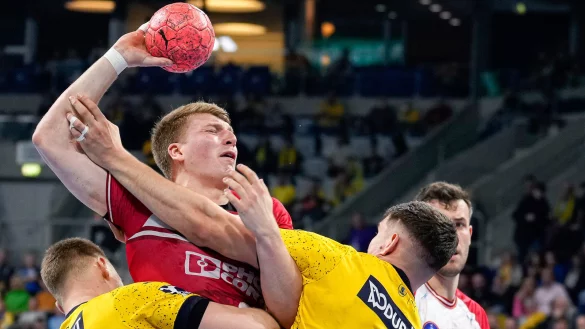 Kristjan Horzen und Halil Jaganjac (rechts) nehmen Lukas Hutecek in die Mangel. - &copy; foto2press
