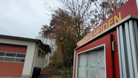 Im Schaukasten der Feuerwehr Heiden h&auml;ngen Kinderzeichnungen. Keine Frage, die B&uuml;rger sind mit ihrem Standort verbunden. Doch es fehlt an Platz, ebenso in H&ouml;rste. F&uuml;r beide Standorte stehen wichtige Investitionsentscheidungen an. - &copy; Astrid Sewing