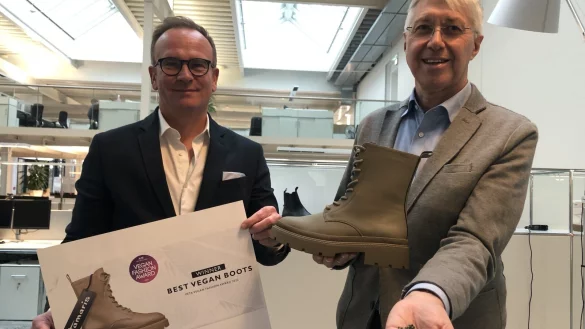 Wortmann-CEO Jens Beining (links) und der Verantwortliche f&uuml;r Nachhaltigkeit, Andreas Burmeister, sind stolz auf den ausgezeichneten verganen Boot. - &copy; Silke Buhrmester