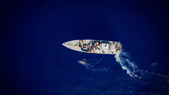 Ein Boot der K&uuml;stenwache begleitet Extremschwimmer Andr&eacute; Wiersig w&auml;hrend eines Testschwimmens vor der Seychelleninsel La Digue. - &copy; Dennis Daletzki