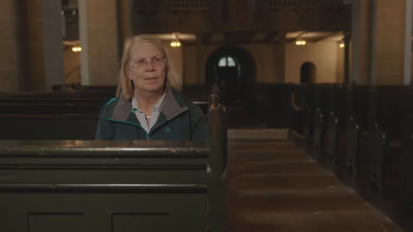 Ingrid Liebs ist f&uuml;r die Dokumentation zur&uuml;ck in die Kirche gekehrt, in der die Trauerfeier f&uuml;r ihre Tochter Frauke stattfand. - &copy; rtl