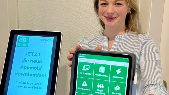 Gesamtprojektleiterin Elisa Henke-Bockschatz aus dem Team Smart Cities zeigt die neue Appmold. Die moderne Stadt-App kann ab sofort in allen Appstores heruntergeladen werden. - &copy; Stadt Detmold