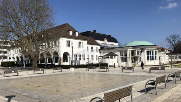 Das Kurhaus, wie es aktuell sich noch pr&auml;sentiert. Ab Montag werden der sogenannte "Briten-Anbau" (hinter dem Baum links) und die sogenannten Terrassen mit dem runden Kuppelbau (rechts) abgerissen. - &copy; Thomas Reineke