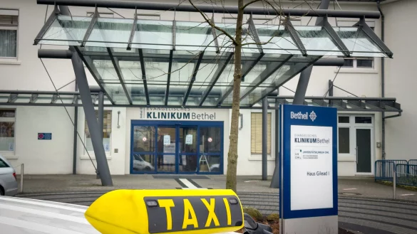 Taxis vor Krankenh&auml;usern, so wie hier am evangelischen Klinikum Bethel, sind keine Seltenheit. - &copy; Andreas Zobe