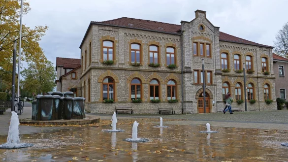 Im Oerlinghauser Rathaus haben K&auml;mmerin Sabine Lindhorst und ihr Team in den vergangenen Monaten nicht nur einen, sondern gleich drei Haushaltsplanentw&uuml;rfe erstellt. - &copy; Martin D&uuml;sterberg