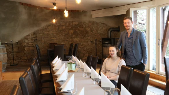 Denise und Marcel Nowak im Wintergarten ihrer Gastst&auml;tte "Zum Donoperteich" in Pivitsheide. - &copy; Alexandra Schaller