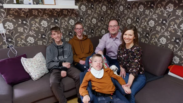 Nicola und Johannes Gottschick mit ihren S&ouml;hnen (von links) Ruben (14), Jonathan (16) und Aaron. Der Zusammenhalt in der Familie ist gro&szlig;, auch seine &auml;lteren Br&uuml;der k&uuml;mmern sich liebevoll um den 12-J&auml;hrigen. - &copy; Lorraine Brinkmann