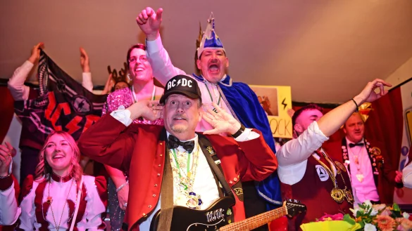 Elferrats-Pr&auml;ses R&uuml;diger Scheu&szlig; dreht an der Gitarre mit dem Prinzenpaar Michi I. (Holtmann) und Sandy I. (Gerke) zu der Musik von ACDC richtig auf. - &copy; Nicole Ellerbrake