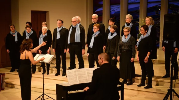 Der Chor Chor & More er&ouml;ffnete das Konzert mit Michael Jacksons Earth Song. - &copy; Nicole Ellerbrake