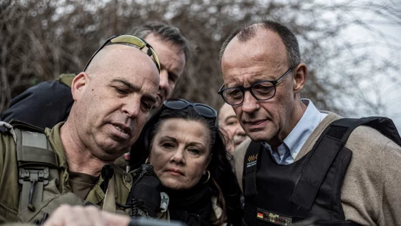 Friedrich Merz (r.) und Gitta Connemann (M.), Bundesvorsitzende der Mittelstands- und Wirtschaftsunion (MIT), besichtigen w&auml;hrend eines Besuchs im Norden Israels die libanesische Grenze. - &copy; dpa
