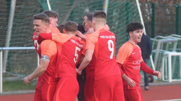 Marco Mescheder (links) und seine Teamkollegen vom Post-TSV Detmold feiern das 2:2 in der sechsten Minute der Nachspielzeit. - &copy; Sebastian Lucas