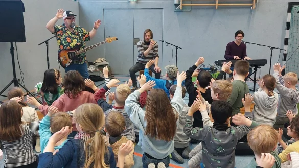 Der Auftritt der Band "Krawallo" ist f&uuml;r die 127 Kinder der Grundschule Rischenau ein besonderes Erlebnis gewesen. - &copy; Michaela Wei&szlig;e