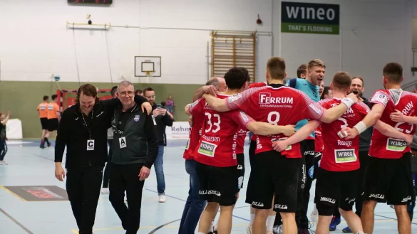 Stielle Genie&szlig;er: Die beiden Co-Trainer Dominik Schmidt und Udo Schildmann lassen die Spieler in Ruhe den Sieg feiern. - &copy; J&ouml;rg Hagemann