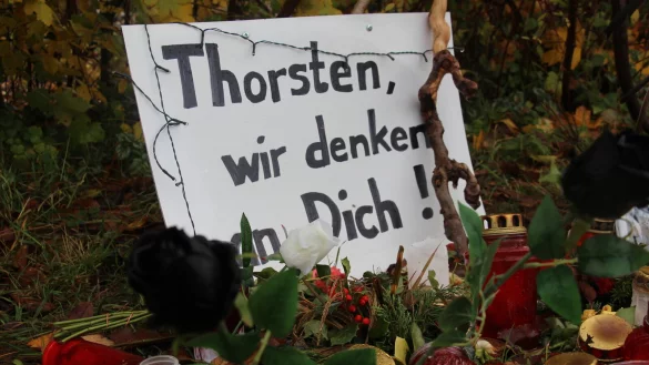 Kurz nach dem gewaltsamen Tod von Thorsten D. (47) w&auml;chst die Gedenkstelle am Tatort immer weiter. - &copy; Janet K&ouml;nig