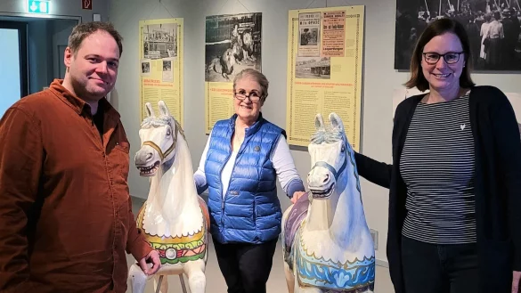 Erinnern an einen au&szlig;ergew&ouml;hnliche Frau: Musuemsleiter Fabian Schr&ouml;der (von links), Leni Schmidt-Friese und Dr. Sonja Girod, die die Ausstellung &uuml;ber die Lemgoer Dompteurin Dora Friese konzipierte. - &copy; Katrin Kantelberg