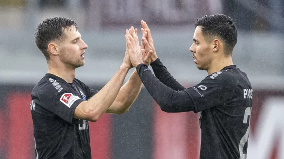 SCP-Akteur Raphael Obermair (r.) klatscht nach dem 4:3-Heimsieg gegen Fortuna D&uuml;sseldorf mit Marco Schuster ab. - &copy; dpa/picture alliance