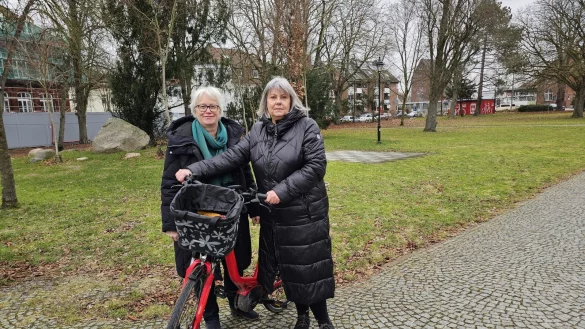 Ute Habigsberg-Bicker (links) und Monika Beckmann wollen als Doppelspitze gr&uuml;ne Themen in Lage voranbringen. Die Grundschule am Sedanplatz und der Platz selbst sollten aus ihrer Sicht multifunktional genutzt werden. - &copy; Astrid Sewing