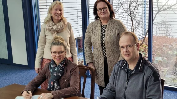 Anja Vothknecht (Grabbe-Gymnasium) und Dr. Johannes Burkardt (Landesarchiv NRW) unterzeichnen die Verl&auml;ngerung der Kooperation im Beisein von B&auml;rbel Sunderbrink (Stadtarchiv Detmold, links) und Archivp&auml;dagogin Heike Fiedler (rechts). - &copy; V. Hirsch