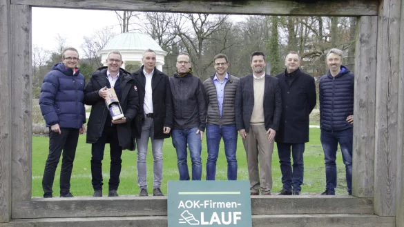 Ab sofort bis zum 2. Mai nehmen die Organisatoren des 14. AOK-Firmenlaufes Lippe Anmeldungen unter www.firmenlauf-lippe.de entgegen (von links): Bj&ouml;rn Spisla (Bad Meinberger), Harald Schielke (Privat-Brauerei Strate Detmold), Dirk Tolkemitt (B&uuml;rgermeister Bad Salzuflen), Bernd Weber (Veranstalter vom Laufladen Endspurt), Thomas Scharenberg (Horstbrink & Partner), Matthias Wehmh&ouml;ner (AOK-Serviceregionsleiter), Oliver Siekmann (Stadtmarketing Bad Salzuflen) und Johannes Dittmar (Stadtwerke Bad Salzuflen). - &copy; AOK/hfr