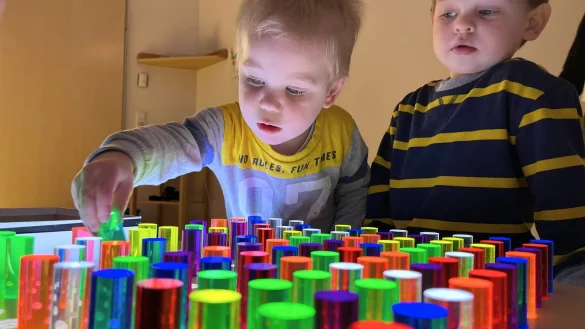 Aktionswoche Forschen und Entdecken: Maximilian und Mikko aus der Johanniter-Kita Burg Adebar lernen, Farben zu erkennen, zu sortieren und Muster zu stecken. - &copy; Johanniter Lippe-H&ouml;xter