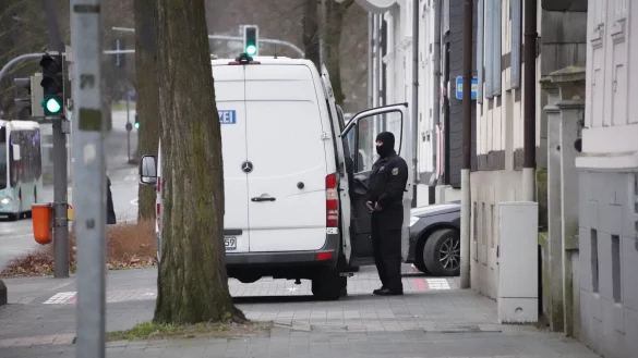 Schwer bewaffnet und vermummt ist die Bundespolizei an der Hornschen Stra&szlig;e im Einsatz. - &copy; Freitag TV