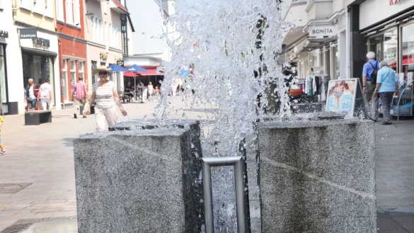 Wie spritzig wird die Salzufler Innenstadt empfunden? LZ-Leser &auml;u&szlig;ern sich dazu in einer Online-Umfrage. Der sprudelnde Geysir in der Fu&szlig;g&auml;ngerzone gibt schon mal alles. - &copy; Thomas Reineke