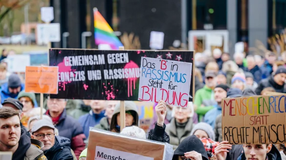 Demonstrieren gegen Rechts &ndash; dazu f&uuml;hlen sich am Samstagnachmittag viele Menschen aus Schlo&szlig; Holte-Stukenbrock berufen und kommen in den B&uuml;rgerpark am Rathaus +++ Foto: Besim Mazhiqi - &copy; BESIM MAZHIQI