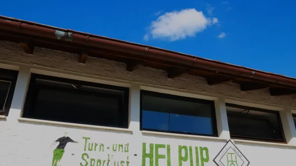 Seit mehr als zwei Jahrzehnten ist der schlechte Zustand des Sporthauses in Helpup allgemein bekannt. S&auml;mtliche Parteien fordern schon langen einen Neubau f&uuml;r Duschen und Umkleiden. - &copy; Archiv Knut Dinter