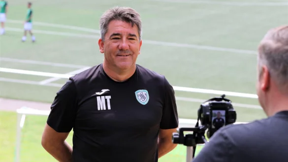 F&uuml;r welchen Verein tritt Fu&szlig;balltrainer Miron Tadic demn&auml;chst vor die Kamera des Fotografen? - &copy; Oliver K&ouml;nig