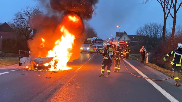 Die Feuerwehr l&ouml;scht einen brennenden VW Golf in Istrup. - &copy; Dennis Rubart