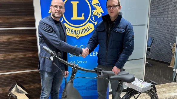 Gewinner Jaroslaw M&uuml;ller (rechts) aus Detmold bekommt vom Activity-Beauftragten und Lions-Freund Tobias H&uuml;bner sein E-Bike &uuml;berreicht. - &copy; Lions Club Bad Salzuflen