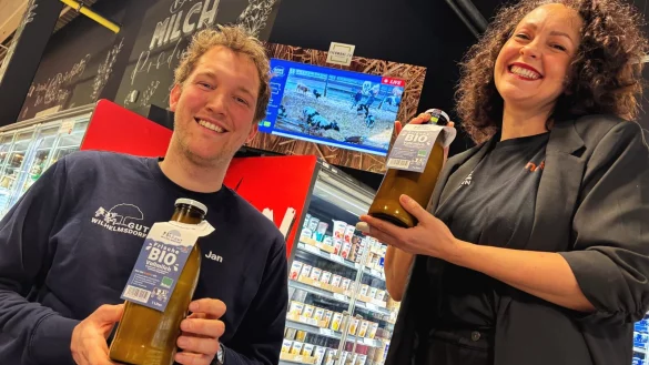 Jan Hoyer und Ines Quermann neben dem Bildschirm, auf dem Live-Bilder aus dem Kuhstall &uuml;bertragen werden. - &copy; Eike J. Horstmann