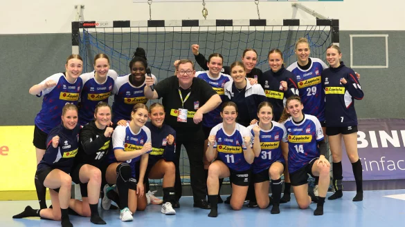 Blick zur&uuml;ck auf die Hinrunde der HSG Blomberg-Lippe, die Ende des vergangenen Jahres mit einem Heimsieg &uuml;ber die TuS Metzingen endet. Das Team nimmt Hartmut Ehlert in die Mitte, der seinen Job als Hallensprecher beendet. - &copy; Paul Cohen