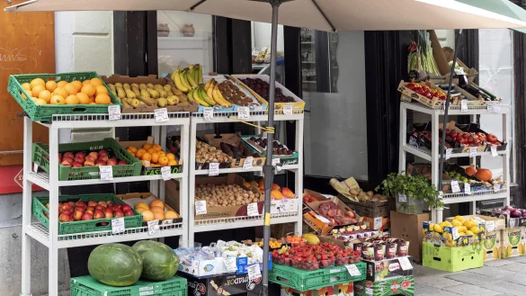 Während die allgemeine Inflationsrate im Januar 2024 bei nur 2,9 Prozent lag, verteuerte sich Obst mehr als dreimal so stark um 10,2 Prozent. - © picture alliance / CHROMORANGE