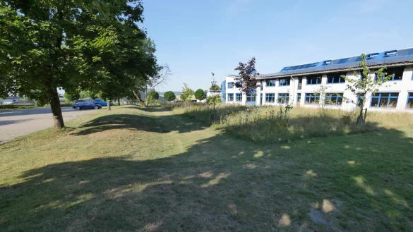 Dem Gymnasium in Horn fehlen R&auml;ume. Sie sollen auf dem Gr&uuml;nstreifen zwischen dem jetzigen Schulgeb&auml;ude und dem Parkplatz angebaut werden. - &copy; Archivfoto: Jost Wolf