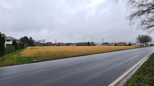 Auf diesem Grundst&uuml;ck an der Farmbecker Stra&szlig;e soll das neue Feuerwehr-Ger&auml;tehaus gebaut werden. - &copy; Nadine Uphoff
