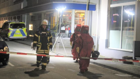 In Schutzanz&uuml;gen wird eine Probe des Pulvers zum Labor der Taskforce aus Dortmund gebracht. - &copy; Daniel Hobein